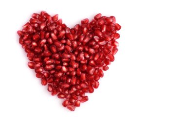 Beyaz zemin üzerine nar taneleri. Kalp şekli