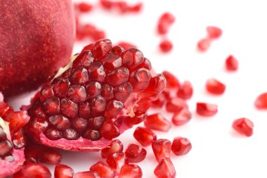 Nar meyve ile beyaz zemin üzerine izole tohumları