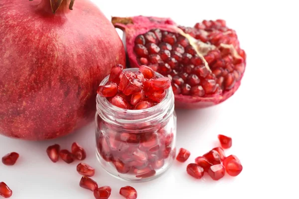 Frutas de romã e jarra de vidro com sementes — Fotografia de Stock