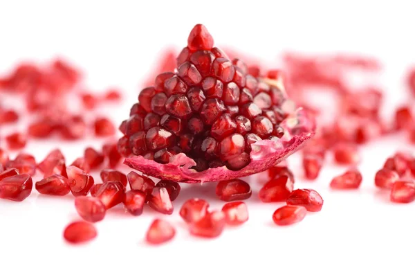 Fruits de grenade avec des graines isolées sur fond blanc — Photo