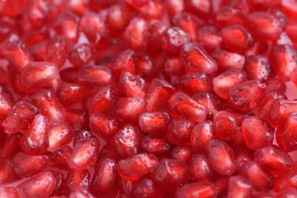 Pomegranate seeds close-up with drops water — Stock Photo, Image