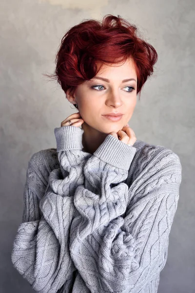 Retrato de uma bela jovem ruiva com cabelo curto — Fotografia de Stock