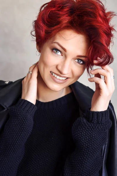 Retrato de uma bela jovem ruiva com cabelo curto — Fotografia de Stock