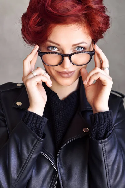 Retrato de una hermosa joven pelirroja con gafas elegantes —  Fotos de Stock