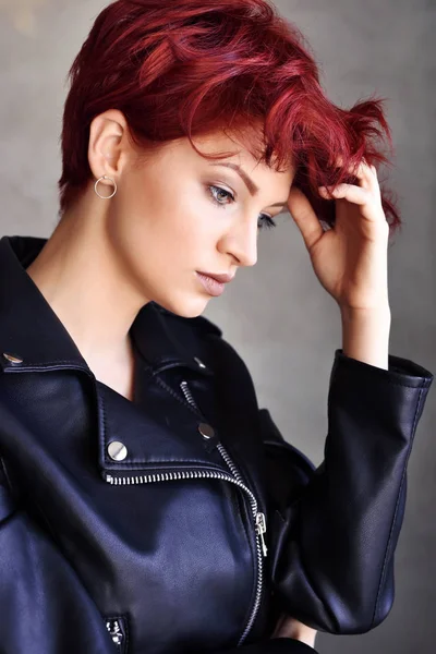 Egy gyönyörű, vörös hajú, rövid hajú nő portréja. — Stock Fotó