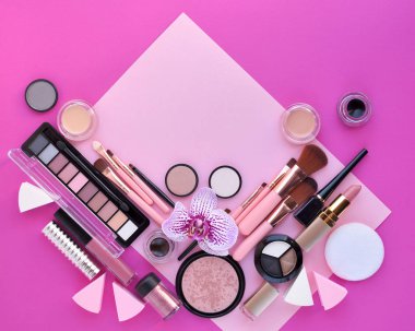 Makyaj fırça ve Dekoratif kozmetik ve orkide çiçek