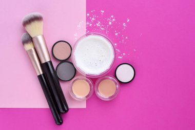 Parlak pembe üzerinde mineral toz Vakfı ve makyaj fırçaları