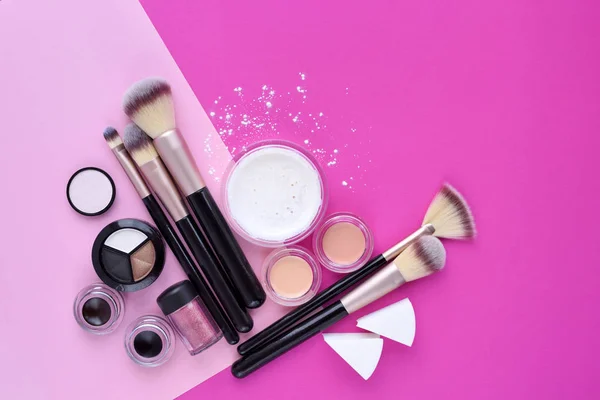 Cepillo de maquillaje y cosméticos decorativos sobre fondo rosa . — Foto de Stock