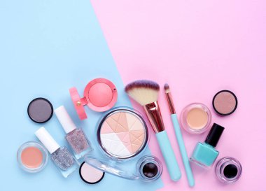 Makyaj fırça ve renk arka plan üzerinde Dekoratif kozmetik