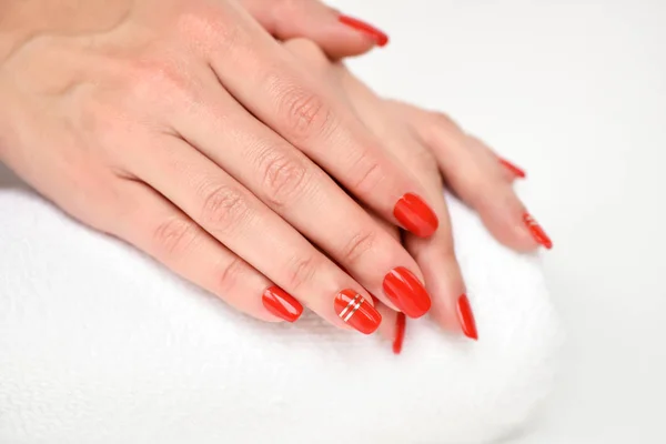 Manicura - Hermosas uñas de mujer con uñas rojas polis —  Fotos de Stock