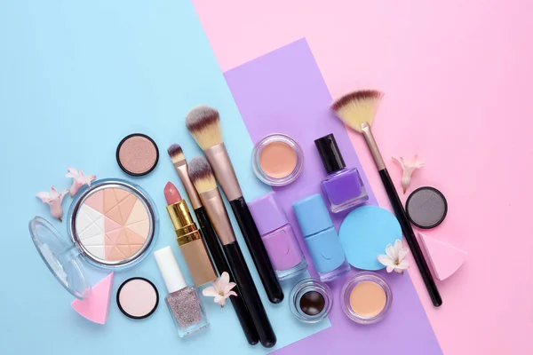 Makeup brush and decorative cosmetics on color background — Stock Photo, Image