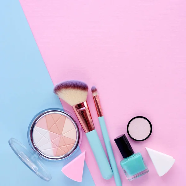 Cepillo de maquillaje y cosméticos decorativos sobre fondo de color — Foto de Stock