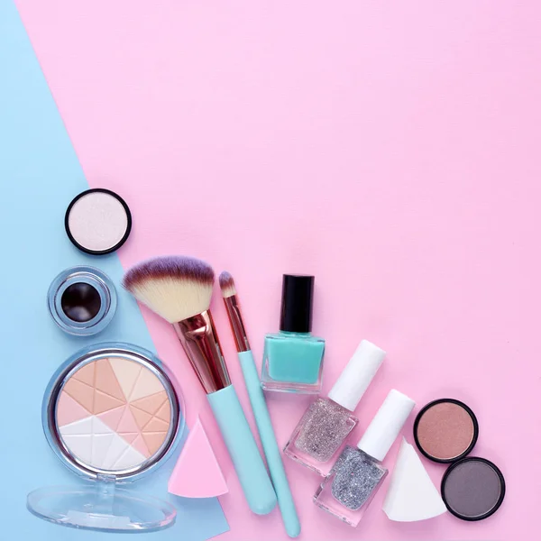 Cepillo de maquillaje y cosméticos decorativos sobre fondo de color — Foto de Stock
