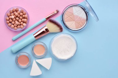 Renk arka planda makyaj fırçası ve Dekoratif kozmetik. Damla