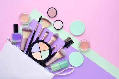 Makyaj ürünleri ile beyaz kozmetik çanta dışarı dökülme