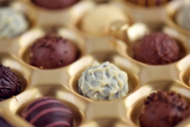 Altın hediye kutusunda çikolata şekerler çeşitli. Seçici odak