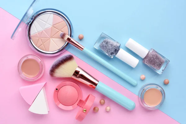 Cepillo de maquillaje y cosméticos decorativos sobre fondo de color. Minim — Foto de Stock