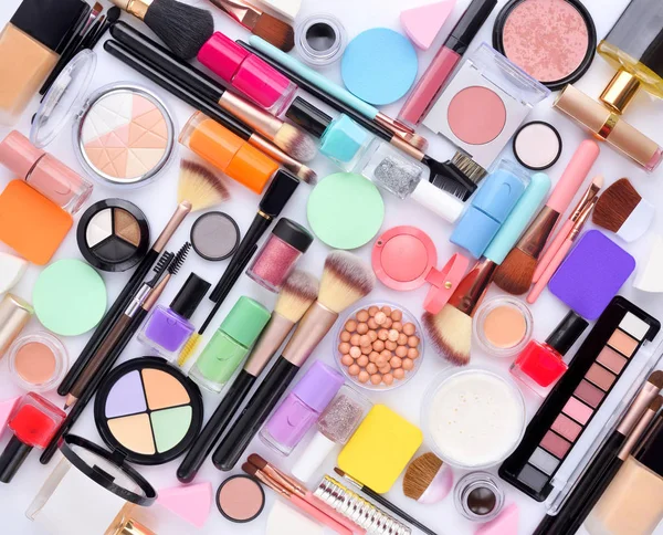 Maquillaje cosméticos, cepillos y otros productos de maquillaje en bac blanco —  Fotos de Stock