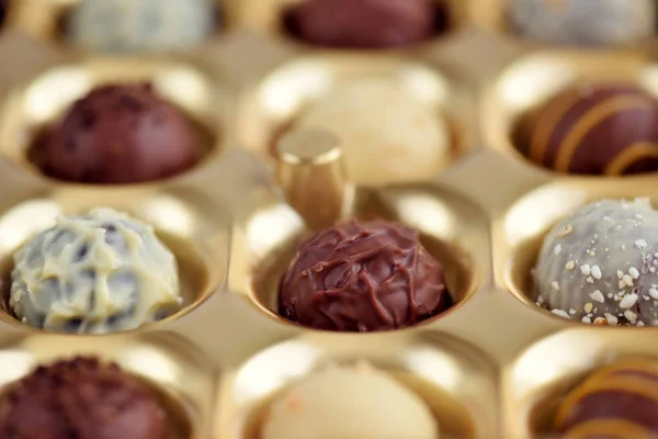 Assortimento di caramelle al cioccolato in confezione regalo in oro. Focus selettivo — Foto Stock