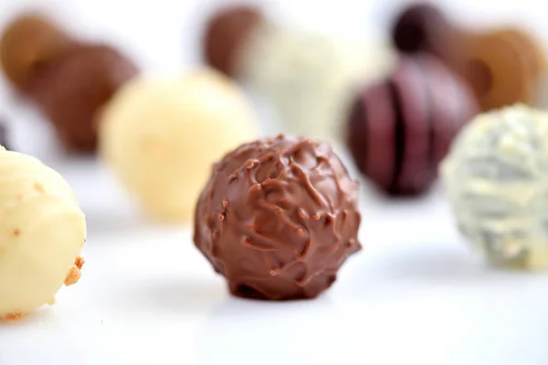 Primo piano Assortimento di caramelle al cioccolato su sfondo bianco . — Foto Stock
