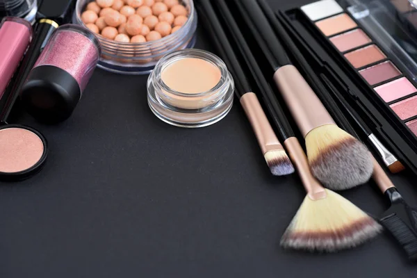 Kartáč na makeup a dekorativní kosmetika na černém pozadí — Stock fotografie