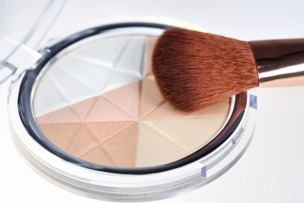 Close-up of makeup brush with mineral shimmer palette. — Stock Photo, Image