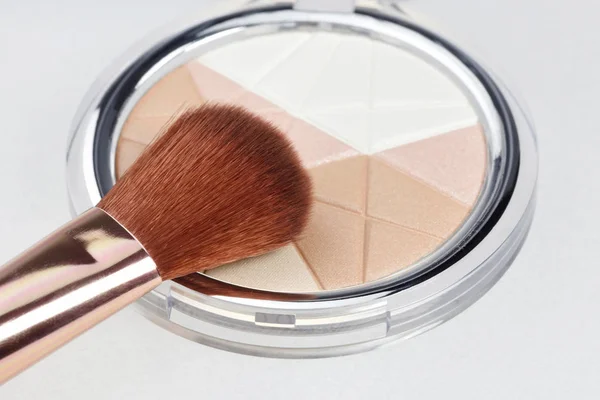 Primer plano del cepillo de maquillaje con paleta de brillo mineral . —  Fotos de Stock