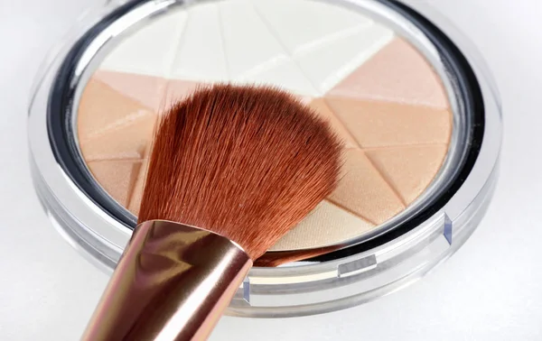 Primer plano del cepillo de maquillaje con paleta de brillo mineral . —  Fotos de Stock