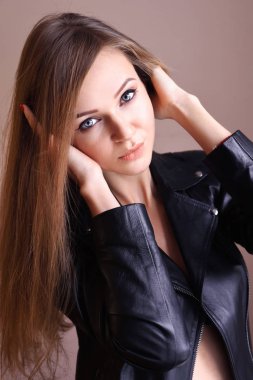 Uzun saçlı güzel bir genç kadının portresi.