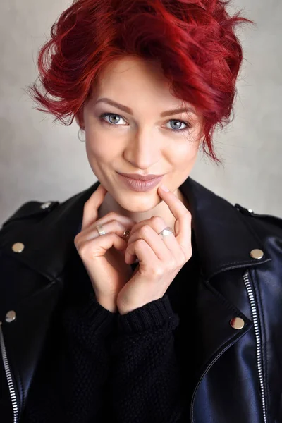 Retrato de una hermosa joven pelirroja con el pelo corto —  Fotos de Stock