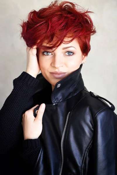 Porträtt av en vacker ung rödhårig kvinna med kort hår — Stockfoto