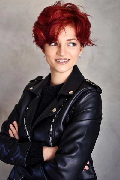 Retrato de uma bela jovem ruiva com cabelo curto — Fotografia de Stock