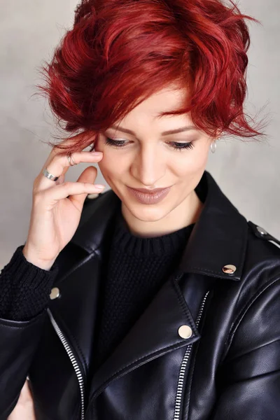 Egy gyönyörű, vörös hajú, rövid hajú nő portréja. — Stock Fotó