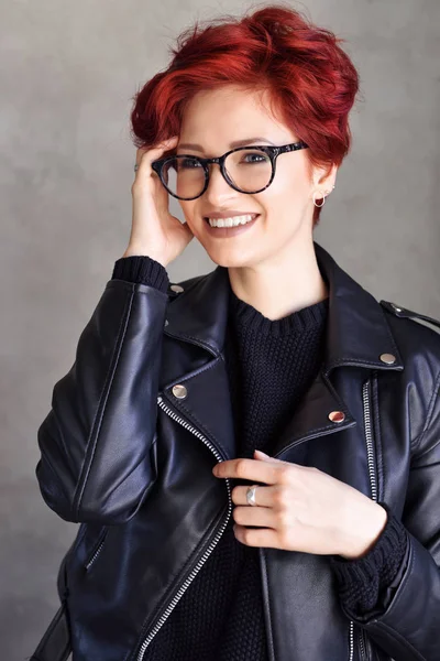 Retrato de uma bela jovem ruiva usando óculos elegantes — Fotografia de Stock