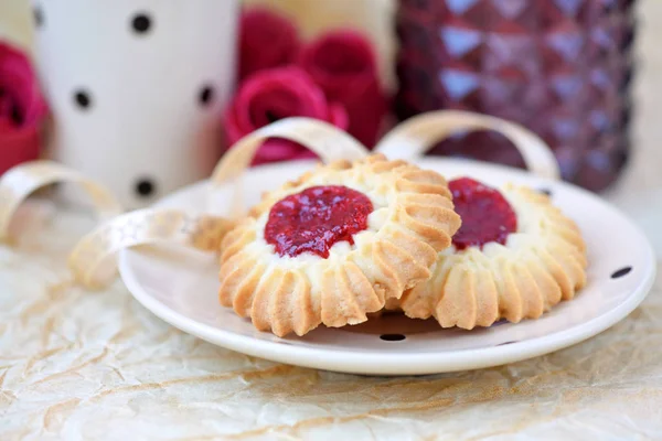 Shortbread cookies with jam in the middle on plate — Stock Photo, Image