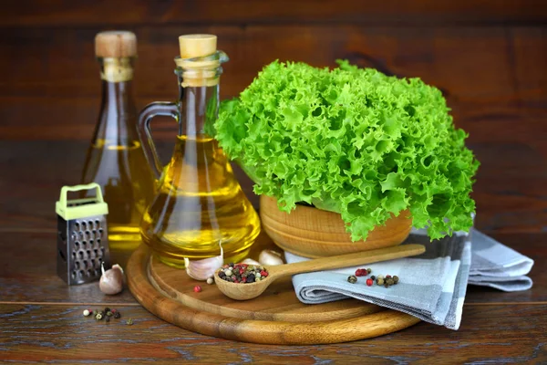 Tête de laitue verte fraîche, huile et assaisonnement sur la table en bois — Photo