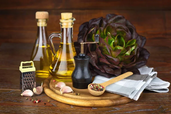 Testa di lattuga rossa fresca, olio e condimento sul tavolo di legno — Foto Stock