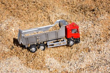 Deniz kenarında kumda çocuk oyuncak kamyonu. Yaz tatili konsepti