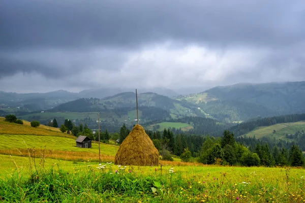 Nádherná horská krajina s dramatickými mraky v Karpatské — Stock fotografie