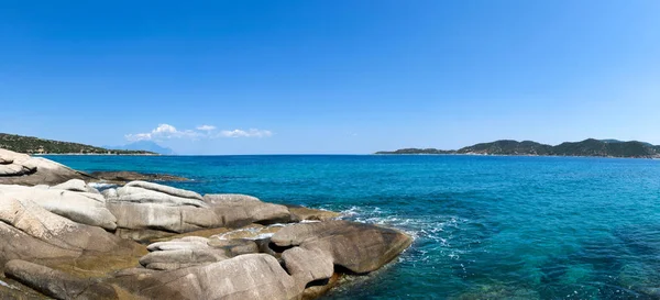 Красивий морський пейзаж з камінням і прозора блакитна вода — стокове фото