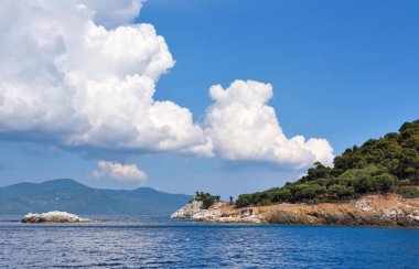 Denizden kıyı manzarası. Deniz ile peyzaj