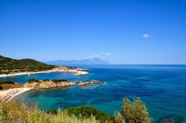 Güneşli bir günde tepelerin arasında sakin bir deniz lagünü
