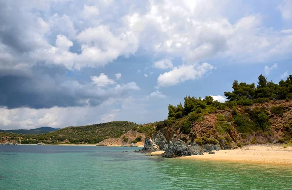 Vacker havsutsikt med strand, klippor och klart transparent vatten — Stockfoto