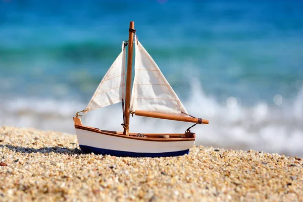 Miniatűr játék vitorlás a strandon — Stock Fotó