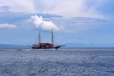 Martılarla çevrili direklerle dolu zevk teknesi. Deniz yürüyüşü.