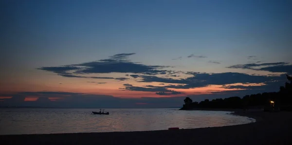 Belo verão mar pôr do sol paisagem. Panorama do céu da noite um — Fotografia de Stock