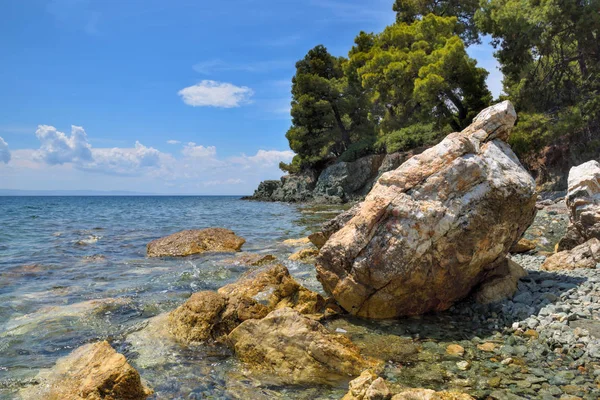 Bela paisagem marinha com pedras e água azul translúcida — Fotografia de Stock