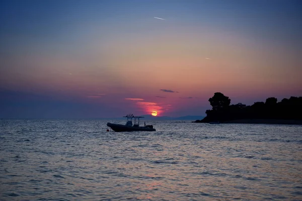 Pôr do sol sobre o mar. Mar Egeu, Grécia — Fotografia de Stock
