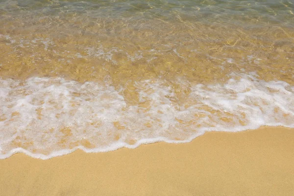 Mjuk våg av hav på sandstrand. Bakgrund. Selektivt fokus. — Stockfoto