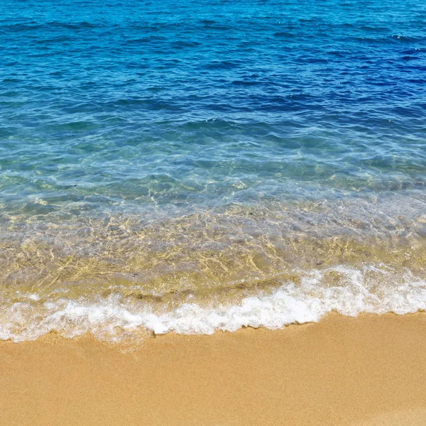 Mjuk våg av hav på sandstrand. Bakgrund. Selektivt fokus. — Stockfoto